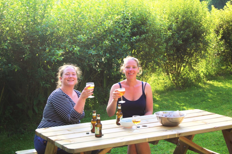 Apéritif en bord de lac au Castel Camping Le Brévedent, en Normandie près de Deauville