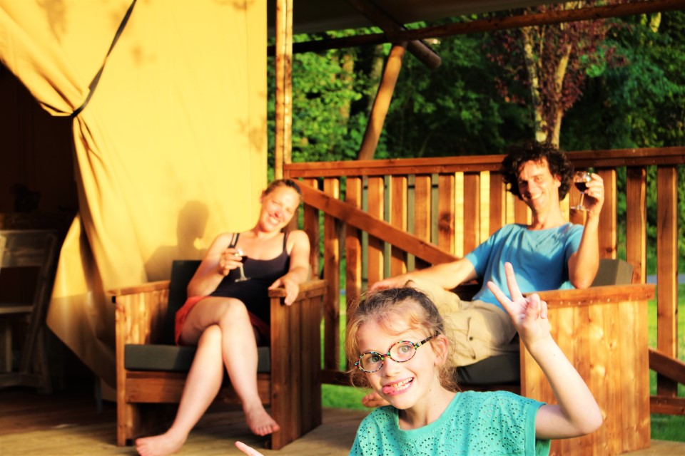 Het grote zonneterras van de Canvas Chalets met uitzicht over het meer Familie vakantie, familie weekend op Castel Camping Le Brévedent in Normandië, Noord-Frankrijk