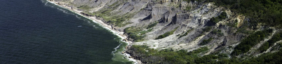 Une balade sur la plage le long des falaises situées à Villers sur Mer, près du Castel Camping Le Brévedent en Normandie