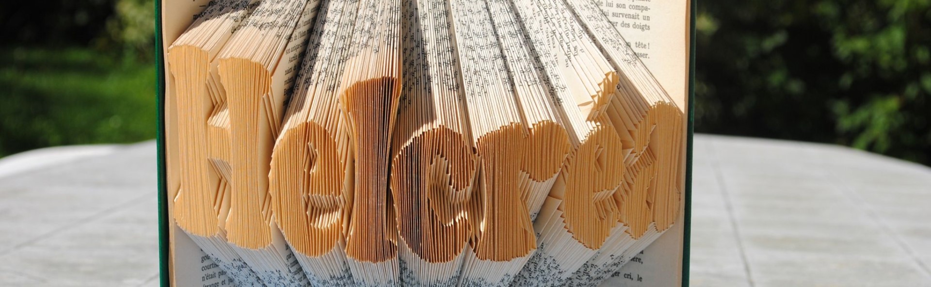 Helcrea 1 Sculpture sur livres créée par Hélène, Helcrea au Camping du Brévedent dans le Pays d'Auge