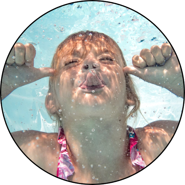 Plezier in het verwarmde zwembad op Camping Le Brévedent Familie camping in Normandië, Noord-Frankrijk
