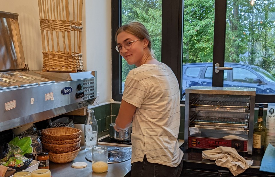 Serveuse au Café du Camping du Brevedent Le Café du camping est tenu avec le sourire