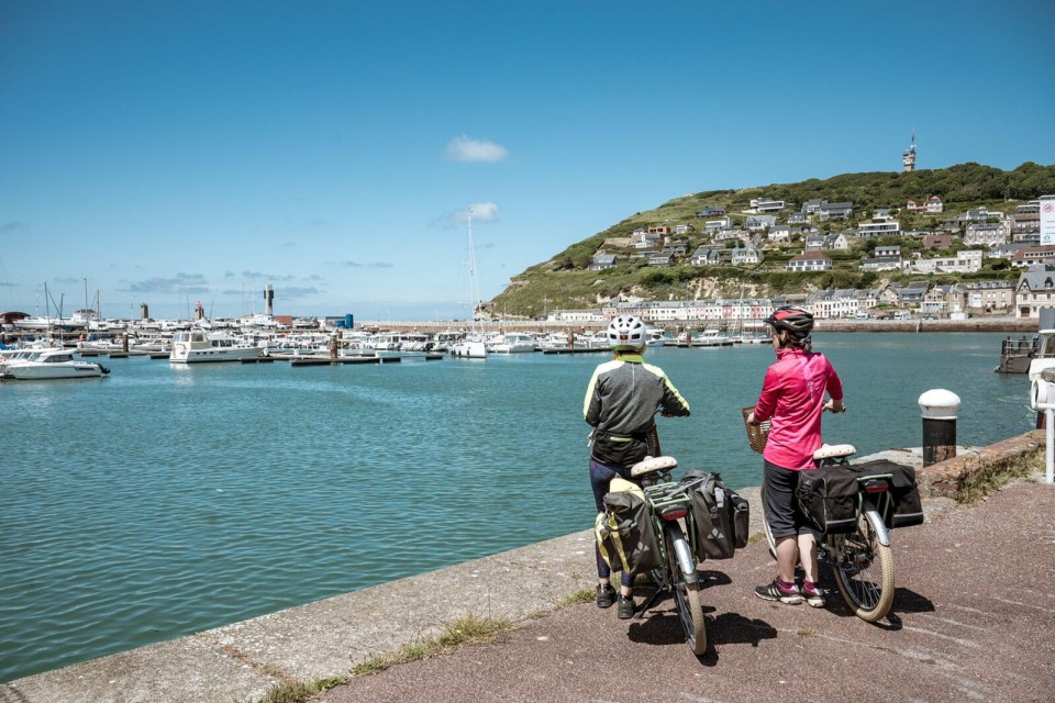 a-velo-sur-le-port-fecamp-thomas-le-floc-h-camping-le-brevedent Deux cyclistes sur le port de Fécamp face aux bateaux.