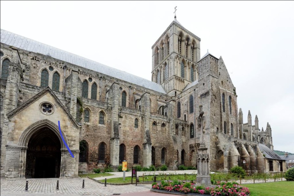 abbatiale-sainte-trinite-fecamp-camping-le-brevedent Façade gothique de l’Abbatiale Sainte-Trinité de Fécamp.