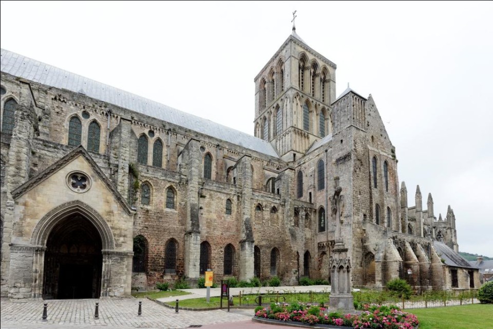 abbaye-sainte-trinite-fecamp-seine-maritime Façade de l’abbaye de la Sainte-Trinité de Fécamp avec sa tour imposante.