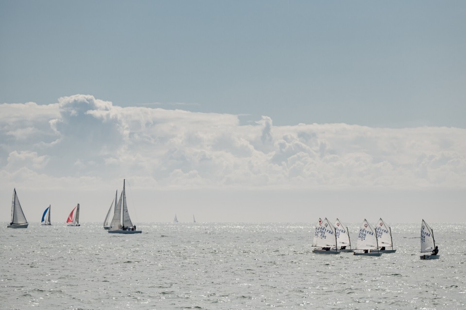 Voiliers et bateaux participant à des activités nautiques au Havre