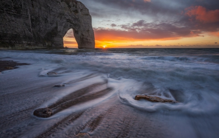 Arche d’Étretat au coucher du soleil sur la côte normande