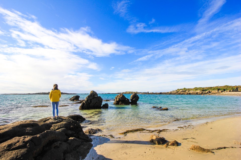 balade-iles-chausey-sophie-kernen Une personne contemplant les eaux cristallines des îles Chausey.