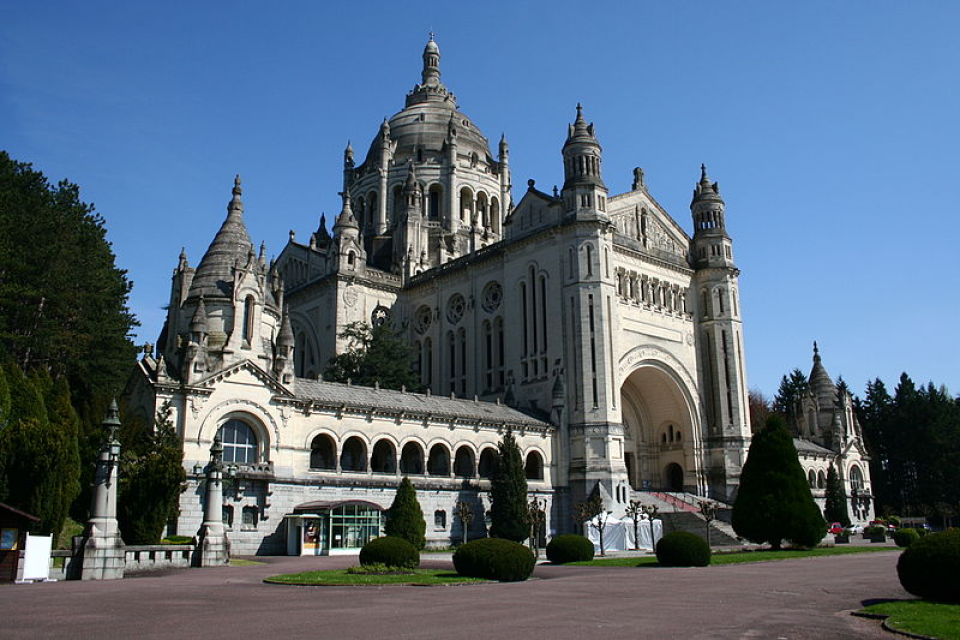 Die Basilika Sainte-Thérèse.