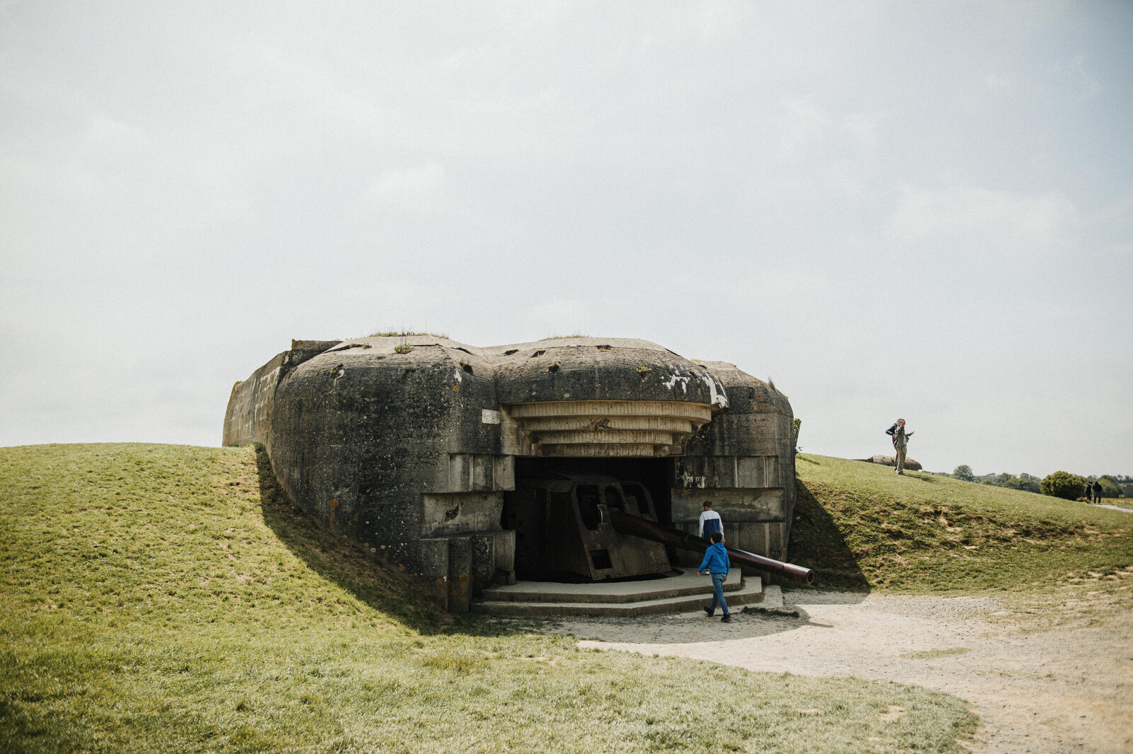 batterie-longues-sur-mer-canon-atlantikwall-coraline-et-leo Bloc de béton abritant un canon allemand à Longues-sur-Mer.