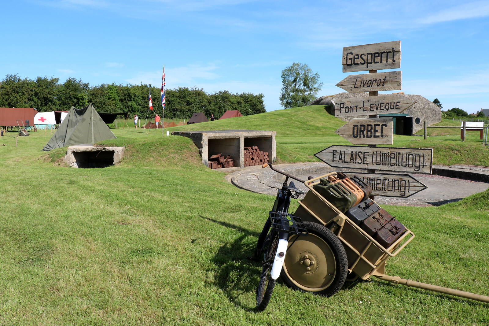 batterie-merville-franceville-reconstitution-seconde-guerre-s-freres Reconstitution de la batterie de Merville-Franceville avec tentes militaires et panneaux directionnels