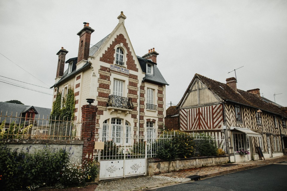 Maison traditionnelle à Beuvron-en-Auge, village typique du Pays d’Auge en Normandie