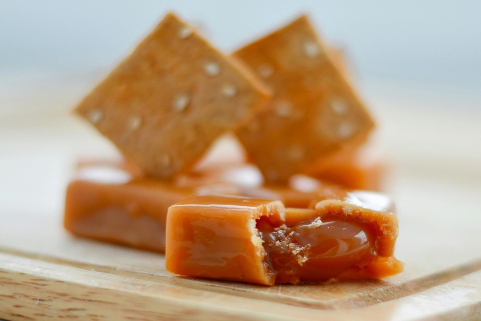 caramels-beurre-sale-pexels-irina-p Caramels au beurre salé artisanaux avec des biscuits, parfaits pour une douceur locale.