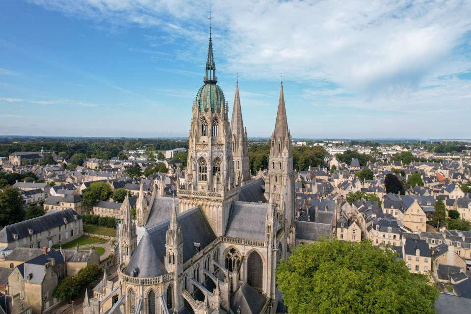 cathedrale-bayeux-vue-aerienne-photo-911-calvados-attractivite Vue aérienne de la cathédrale de Bayeux.