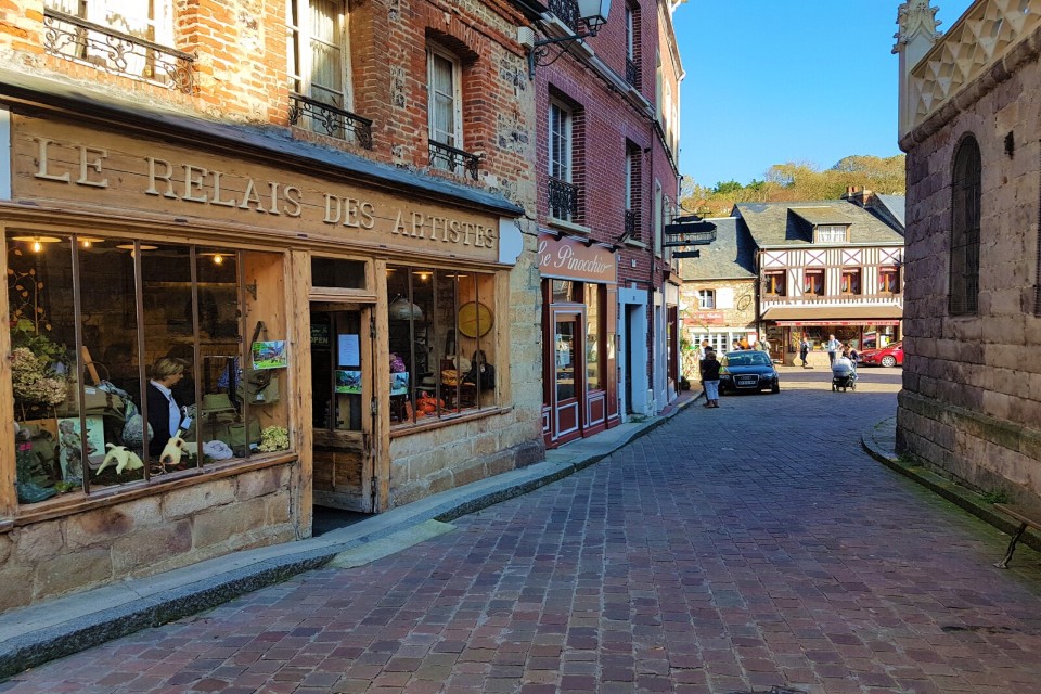 centre-veules-les-roses-ben-collier Centre du village de Veules-les-Roses avec ses boutiques et maisons à colombages.