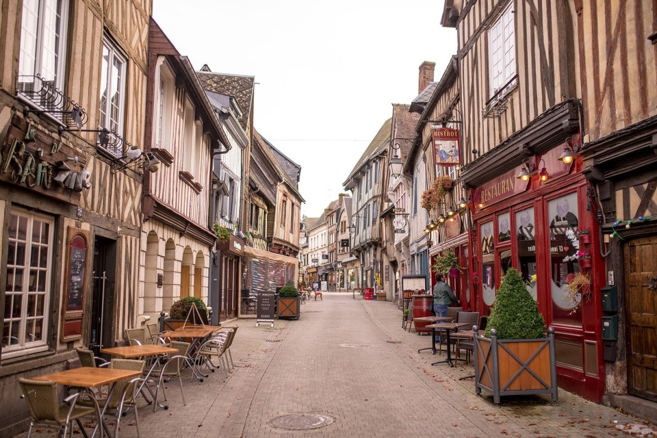 The city centre of Bernay.