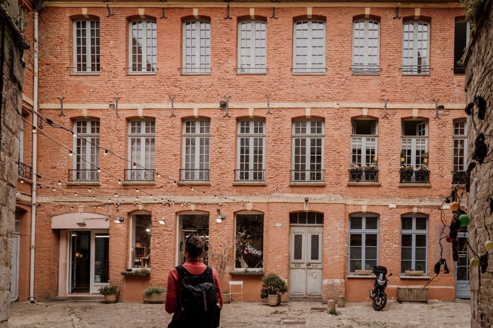 centre-ville-dieppe-emilie-ursule Cour intérieure en briques rouges dans le centre de Dieppe.