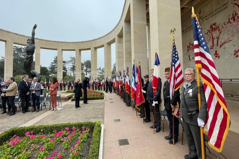 Herdenking op de Amerikaanse begraafplaats van Colleville-sur-Mer.