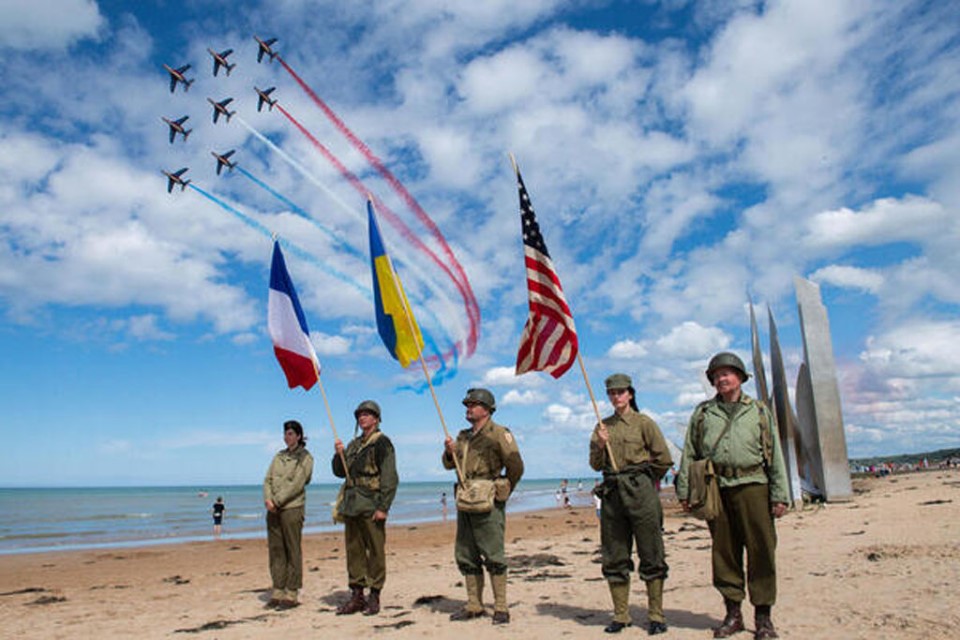 zeremonie-patrouille-de-france-omaha-beach-dday-landung-normandie-calvados Die Patrouille de France.