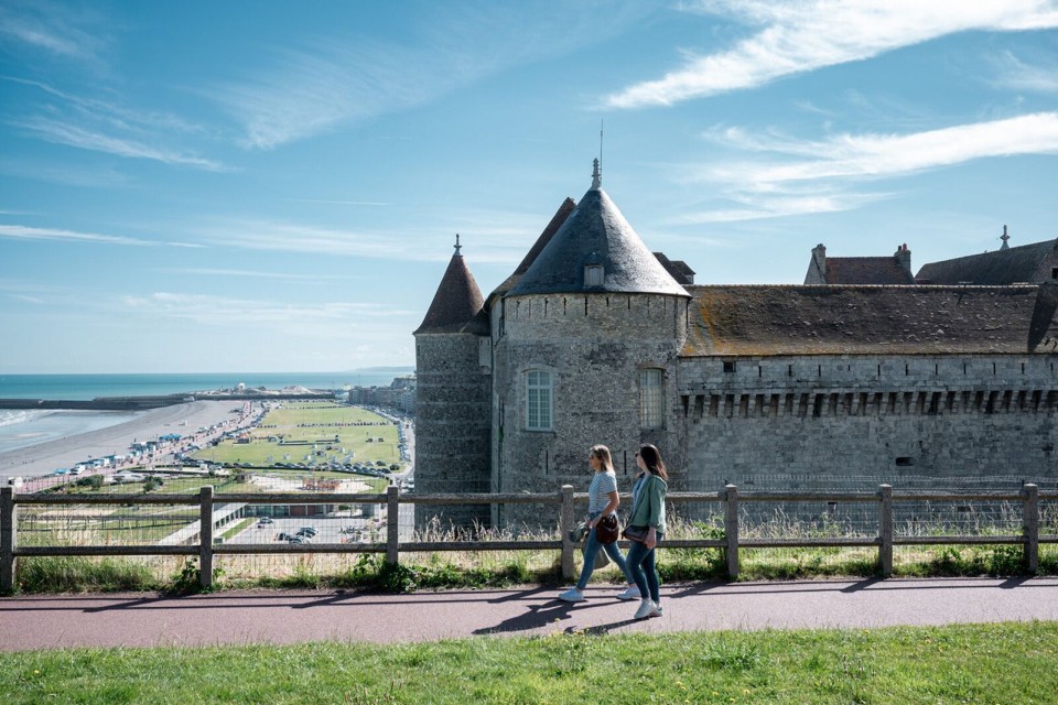 chateau-dieppe-vue-mer-thomas-le-floc-h Château de Dieppe avec vue sur la plage et la Manche.
