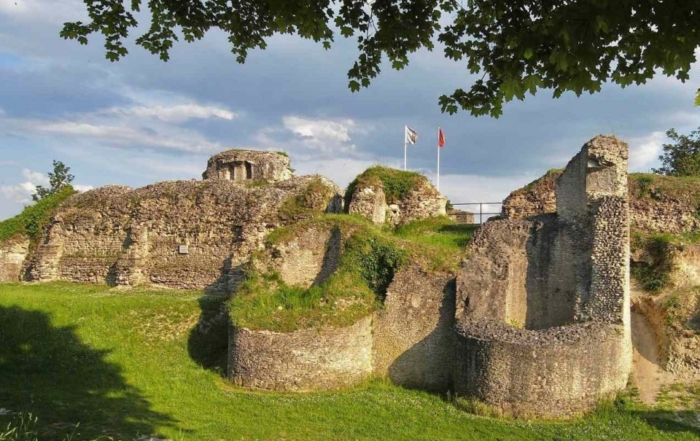 Vue panoramique des vestiges du château d’Ivry-la-Bataille sous un ciel bleu.