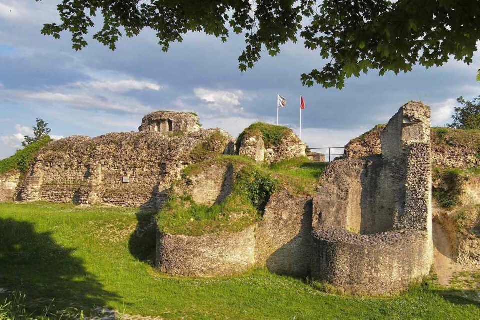 Vue panoramique des vestiges du château d’Ivry-la-Bataille sous un ciel bleu.