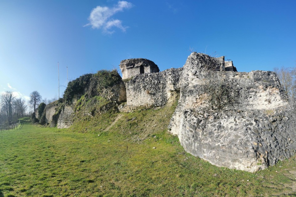 Entrée en ruine du château d’Ivry-la-Bataille avec murs de pierre épais.