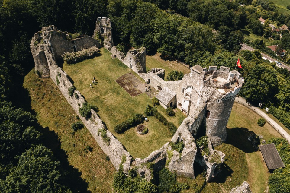 Vue aérienne du château de Robert-le-Diable entouré d’arbres.