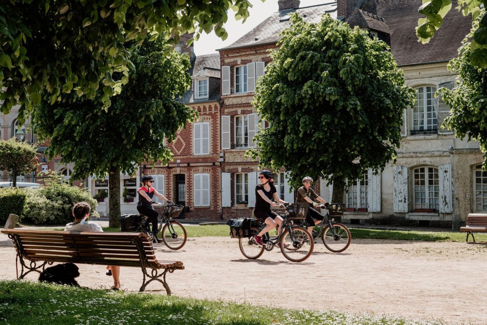Cyclistes à Beaumont-en-Auge dans le Pays d’Auge en Normandie