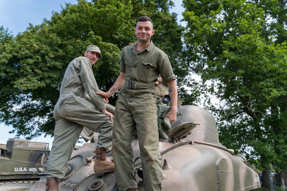 Reconstitution historique du Débarquement à Sainte-Mère-Église, soldats alliés et char en Normandie