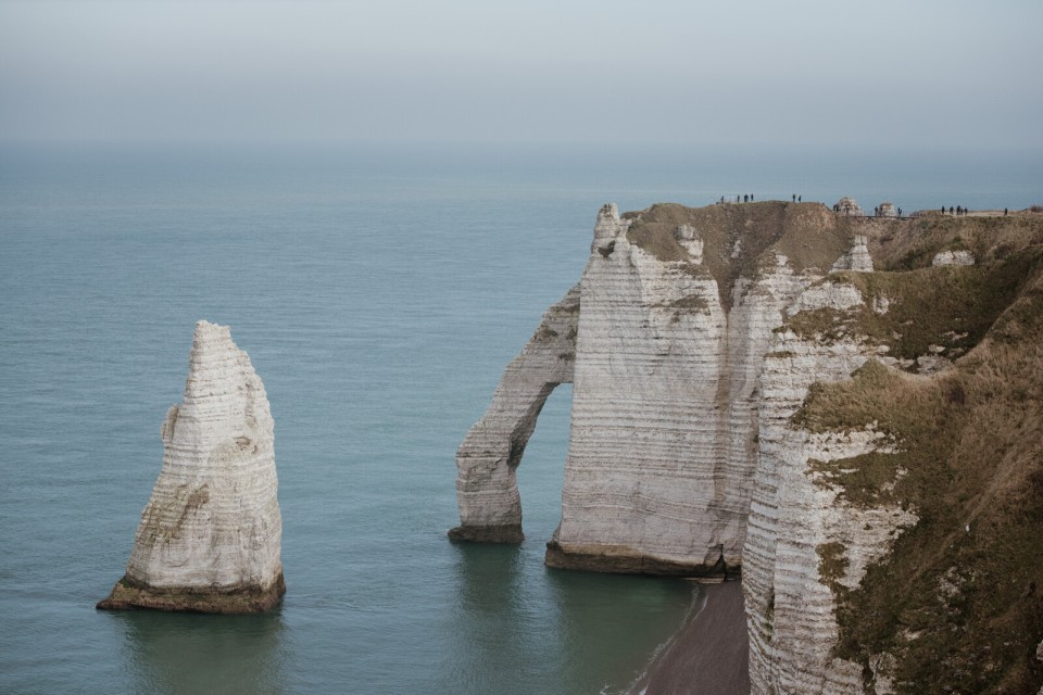 Falaises d’Étretat en hiver sur la côte normande, site naturel emblématique