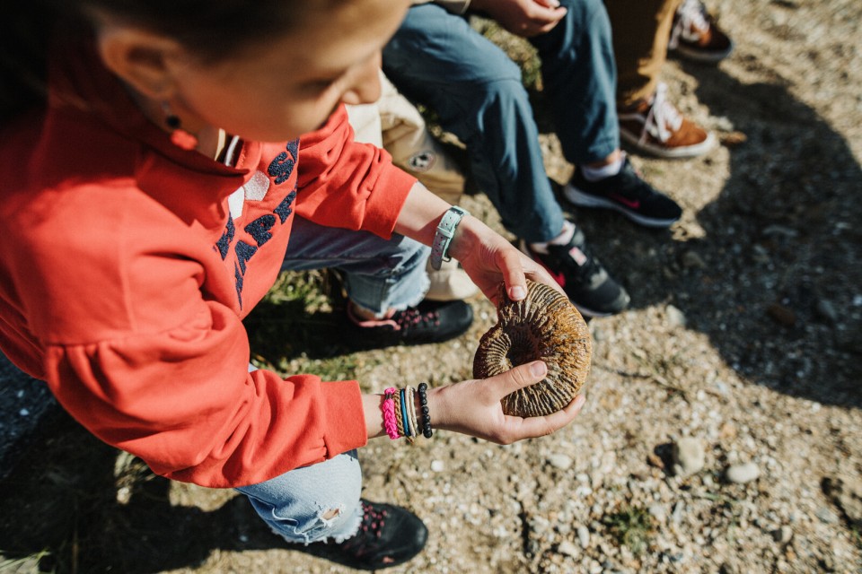 Enfant tenant un fossile trouvé près des falaises des Vaches Noires à Houlgate.