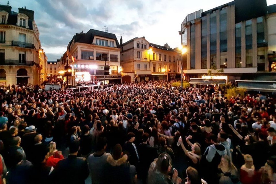 Ein Publikum vor einem Konzert in Caen.