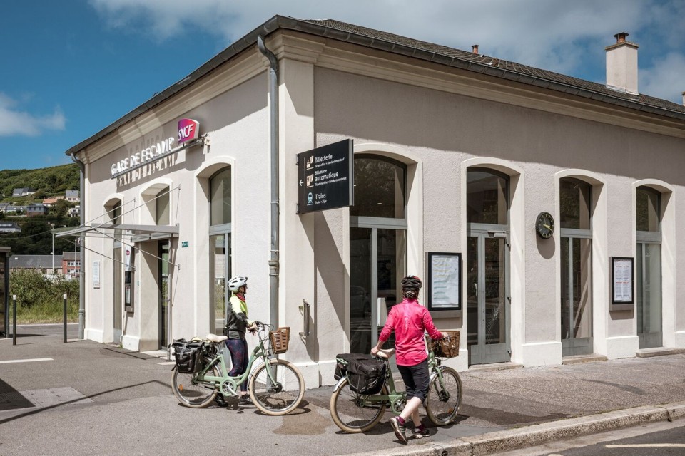gare-sncf-fecamp-thomas-le-floc-h-camping-le-brevedent Deux cyclistes devant la gare SNCF de Fécamp.