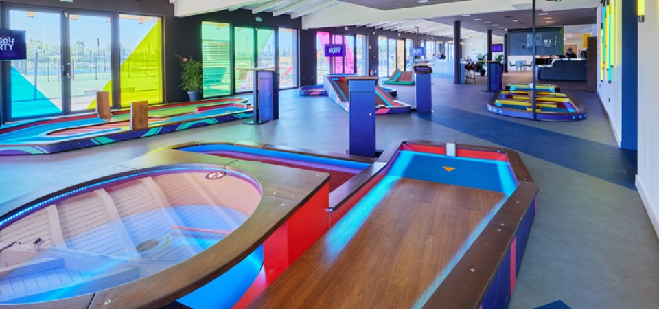 golf-indoor-dama-deauville Parcours de mini-golf indoor lumineux au Dama, Deauville, idéal pour une activité ludique en famille ou entre amis.