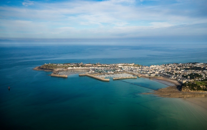 Vue aérienne de la presqu’île de Granville et de ses ports.