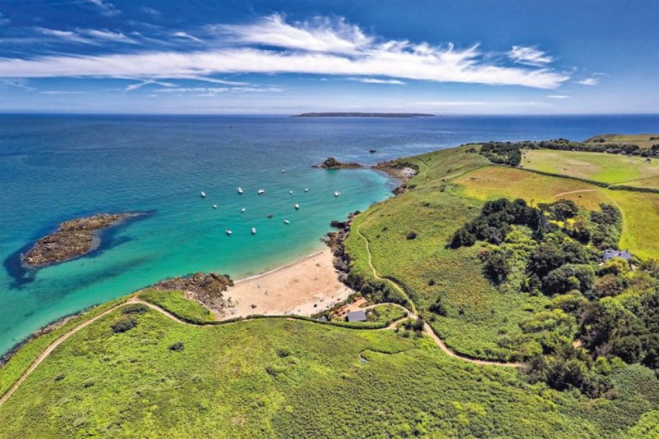 herm-plage-eaux-turquoises-credit-herm-island Vue aérienne d’une plage de sable fin à Herm.