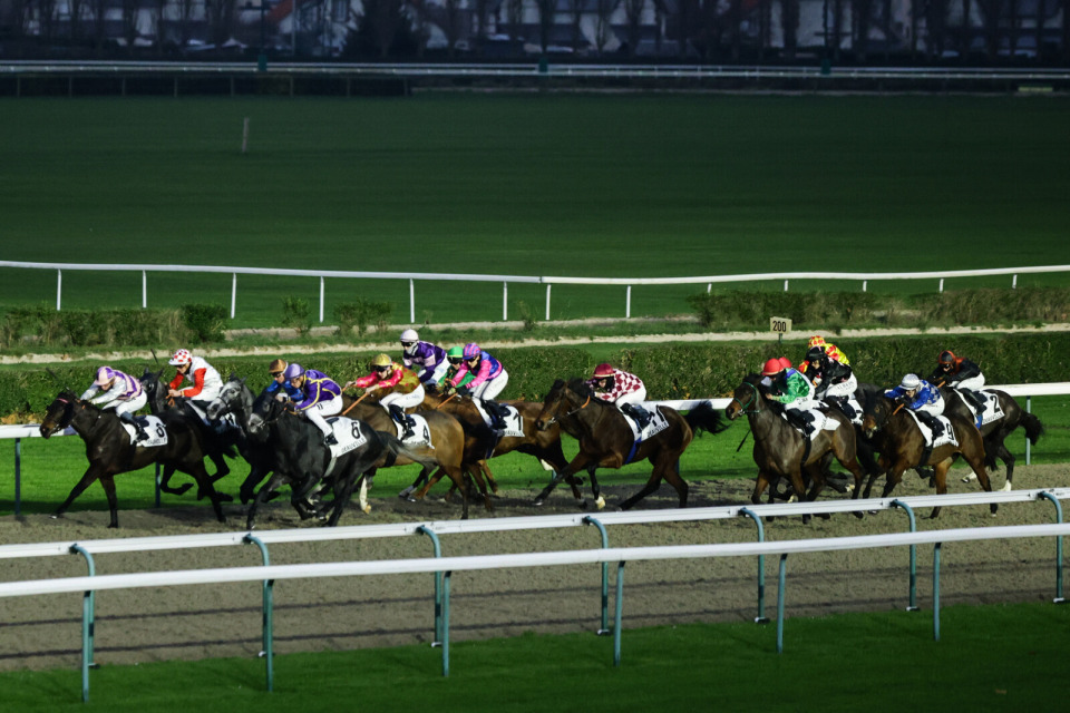 hippodrome-deauville-touques-ibrahim-hendy Chevaux de course en action à l'hippodrome de Deauville La Touques.