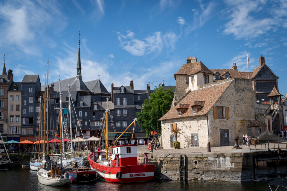 honfleur-port-lieutenance-danielle-dumas Port de Honfleur, lieu emblématique des peintres impressionnistes.