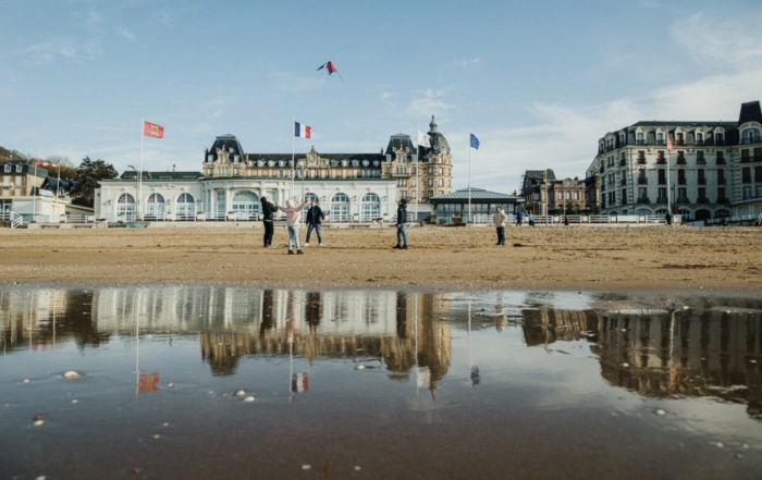 Des enfants font voler un cerf-volant sur la plage de Houlgate devant le casino Belle Époque.