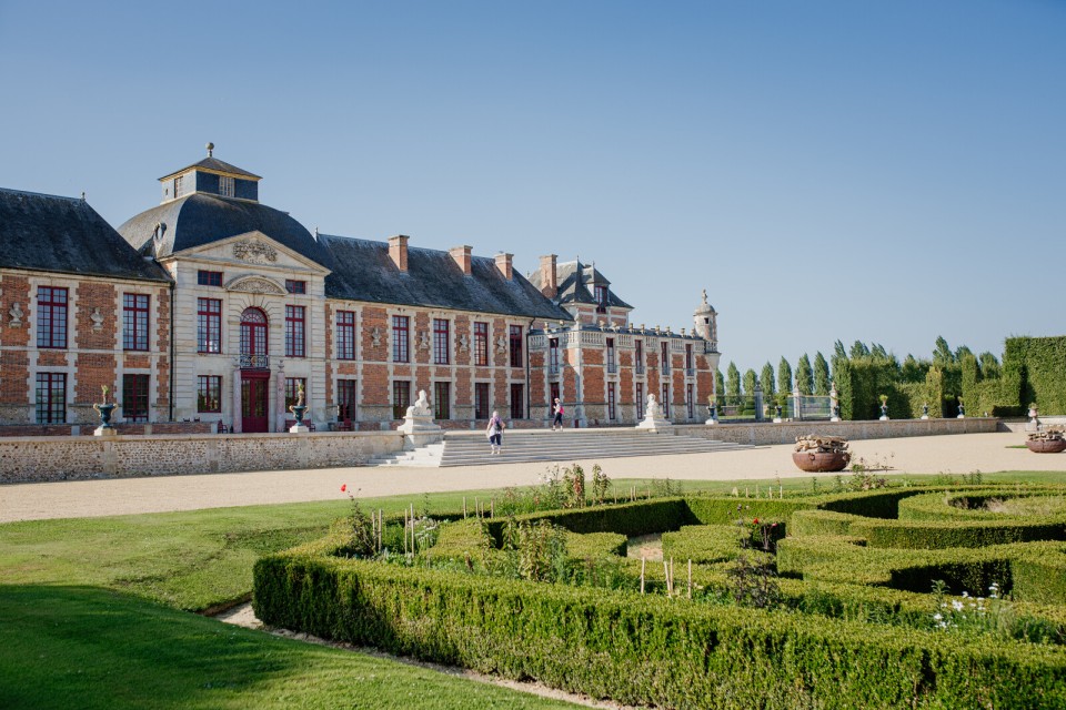 jardins-chateau-champ-de-bataille-credit-marie-anais-thierry Vue sur les jardins à la française du château du Champ de Bataille.