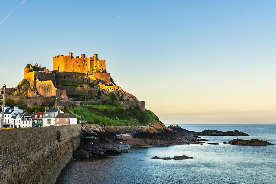 jersey-chateau-mont-orgueil-credit-depositphotos Le château de Mont Orgueil surplombant la mer à Jersey.