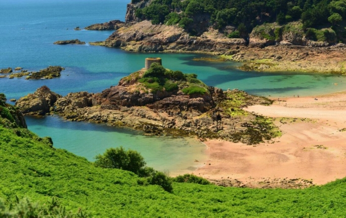 Tour de guet au bord d’une crique à Jersey.