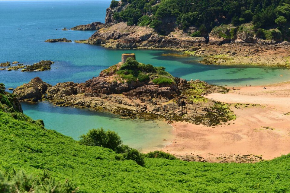 jersey-plage-tour-cote-credit-istock-alan-lagadu Tour de guet au bord d’une crique à Jersey.