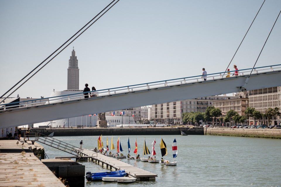 le-havre-bassin-commerce-architecture-unesco-marie-anais-thierry Pont et voiliers dans le bassin du Commerce avec la tour Perret en arrière-plan.
