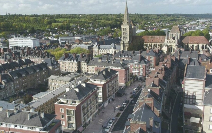 Vue aérienne du centre-ville de Lisieux.