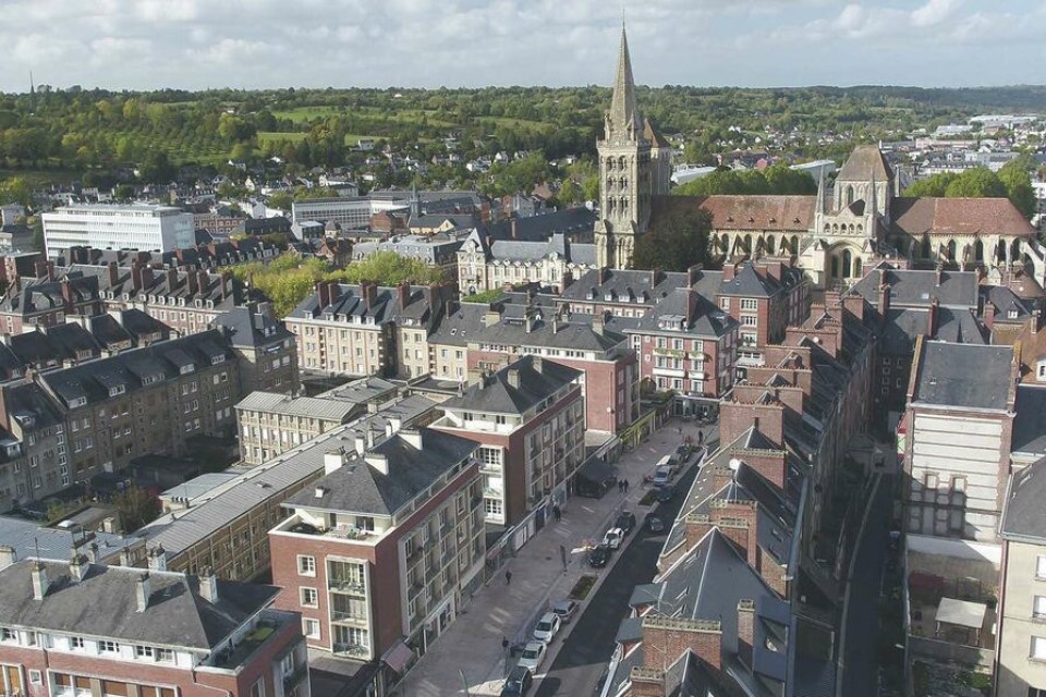 Vue aérienne du centre-ville de Lisieux.