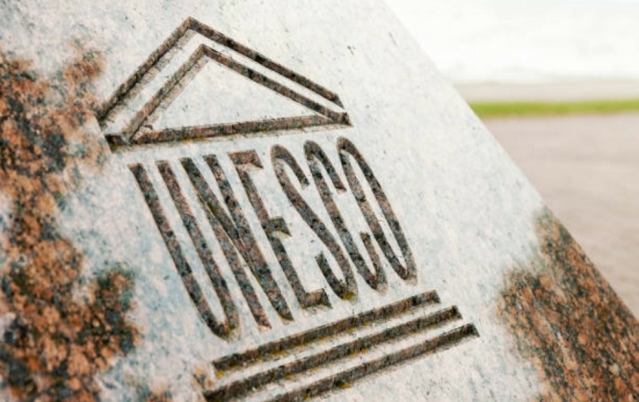 Logo de l’UNESCO gravé sur une plaque en pierre.