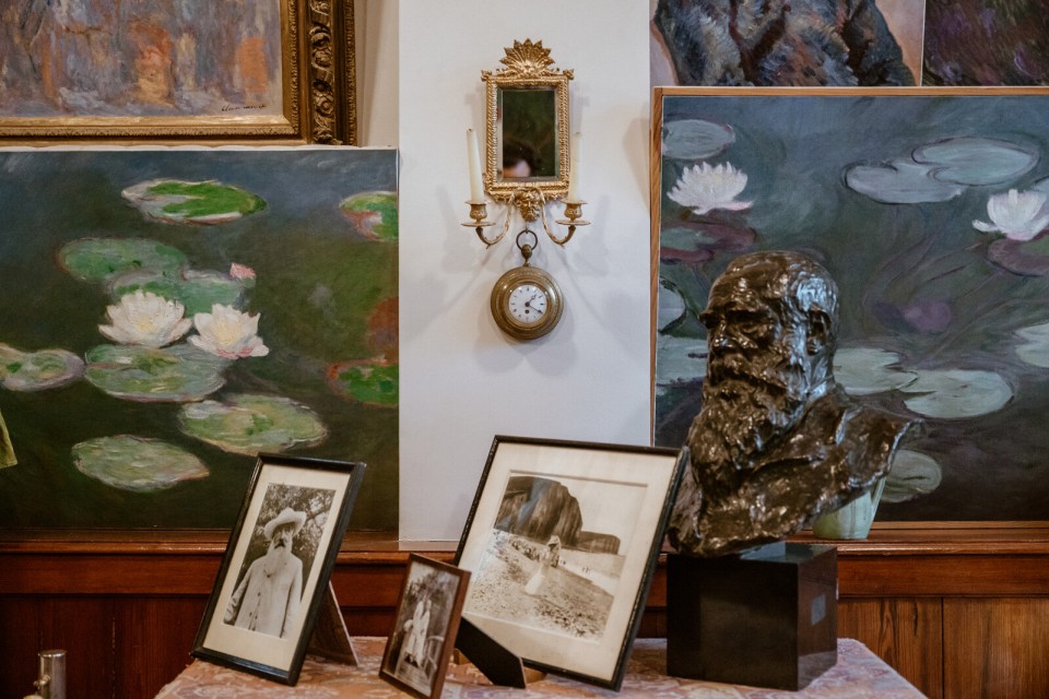 Intérieur de la Maison de Claude Monet à Giverny avec tableaux et mobilier