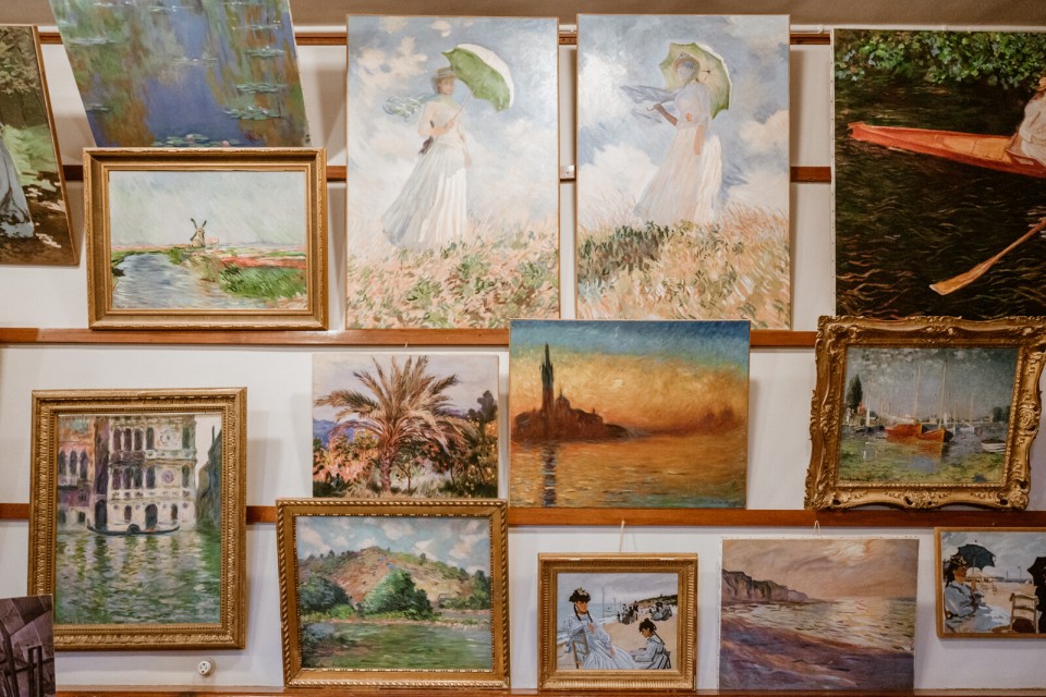 maison-monet-giverny-interieur-atelier-ibrahim-hendy Intérieur de la maison de Claude Monet à Giverny avec tableaux impressionnistes